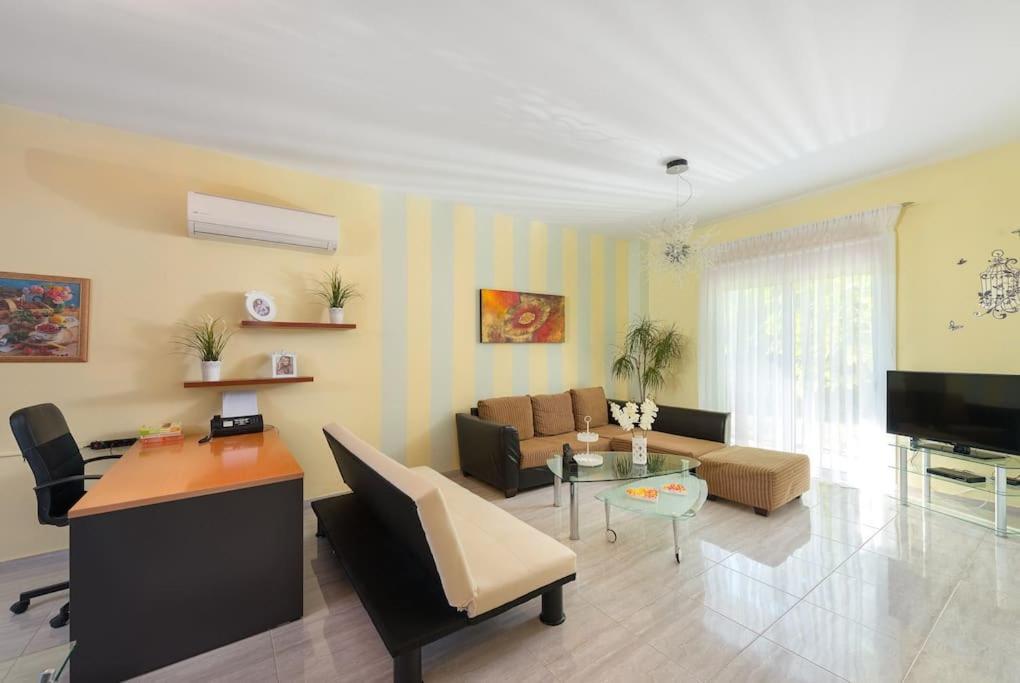 Greek Style Ground Floor Apartment & Pool Ialisos Exterior foto
